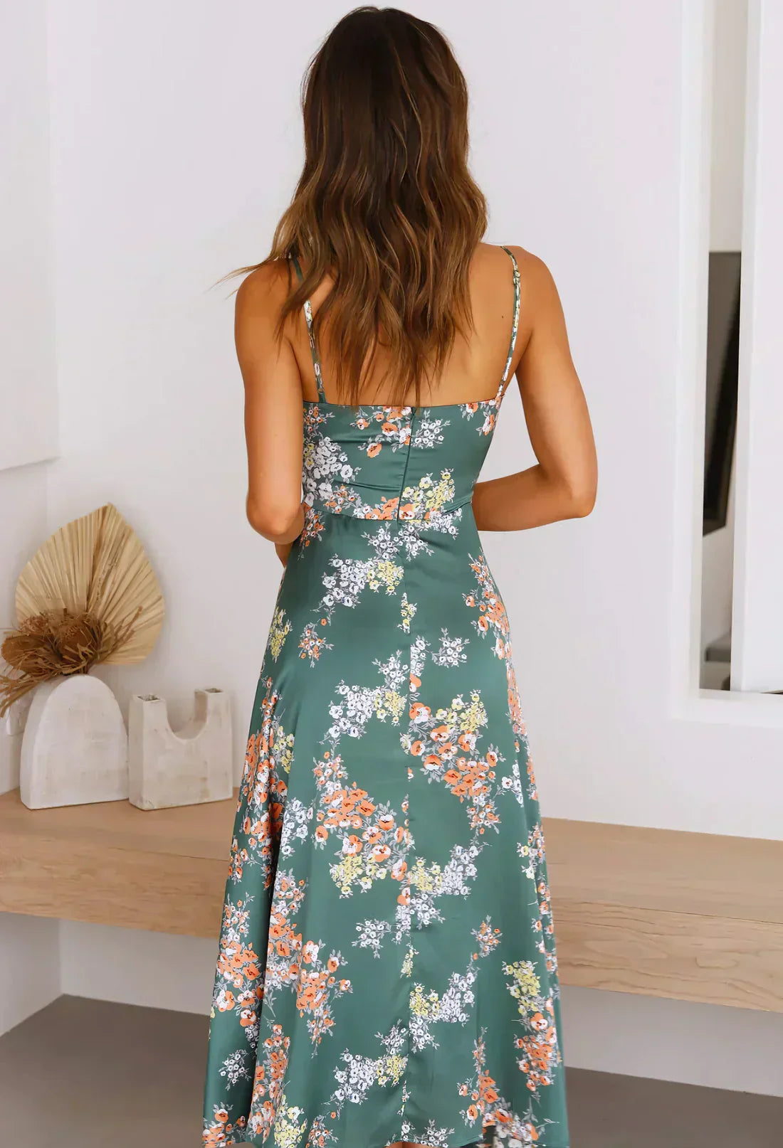 Satiniertes Midikleid – Sommerkleid mit Blumenmuster, Cut-Out & Spaghettiträgern