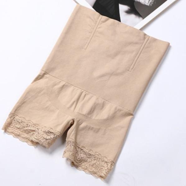Shapewear-Shorts mit sehr hoher Taille und einem Spitzenbesatz and den kurzen Beinen