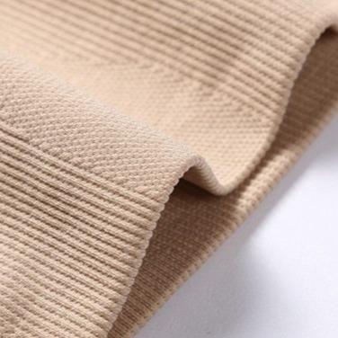 Shapewear-Shorts mit sehr hoher Taille und einem Spitzenbesatz and den kurzen Beinen