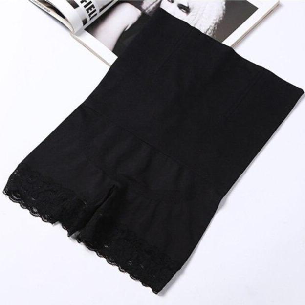 Shapewear-Shorts mit sehr hoher Taille und einem Spitzenbesatz and den kurzen Beinen