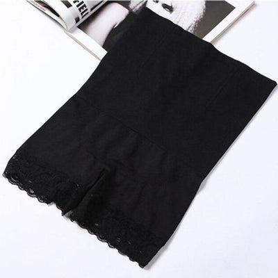 Shapewear-Shorts mit sehr hoher Taille und einem Spitzenbesatz and den kurzen Beinen