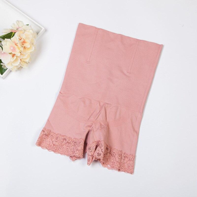 Shapewear-Shorts mit sehr hoher Taille und einem Spitzenbesatz and den kurzen Beinen